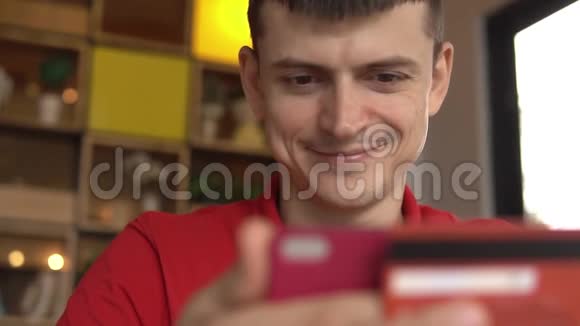 网上银行男子使用智能手机使用信用卡在线购物视频的预览图