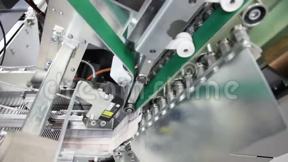 现代工厂的自动化生产线关闭视频的预览图