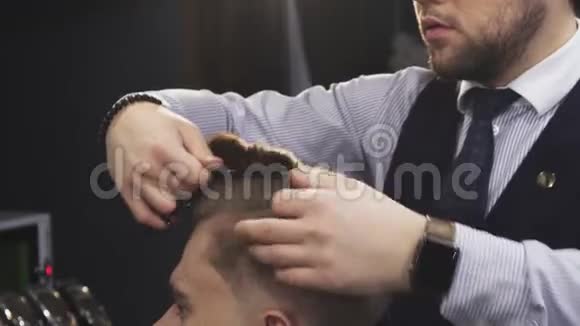 一个专业理发师剪了他男客户的头发视频的预览图