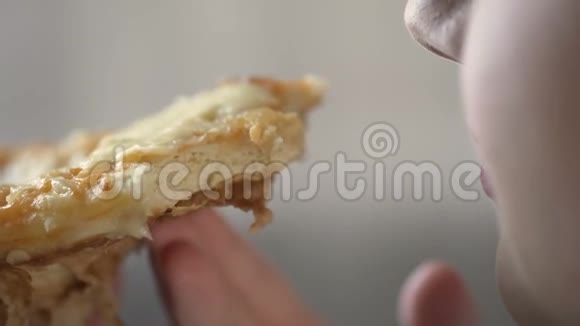 胖乎乎的女人咬着比萨饼有食欲不健康的食物超重视频的预览图
