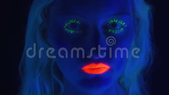 年轻女孩在紫外线照射下化妆鲜艳视频的预览图