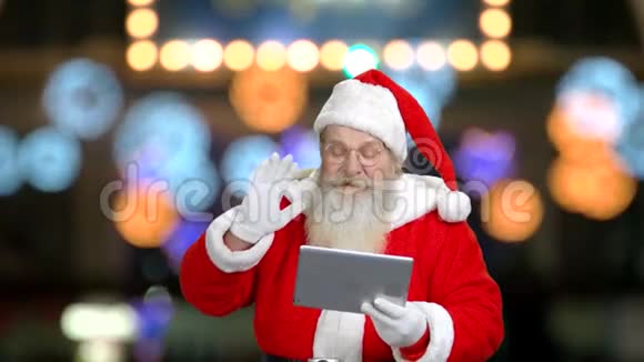 圣诞老人用平板电脑祝你好运视频的预览图