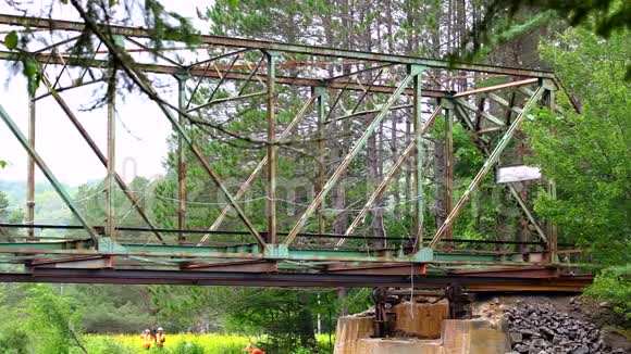 铁桥被移回陆地视频的预览图