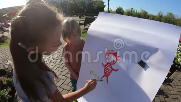 一个小女孩画她哥哥为模特视频的预览图