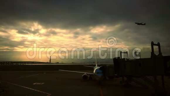日本大阪跑道关西机场飞机起飞视频的预览图