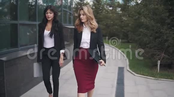 自信的商界女性走在街上慢动作视频的预览图