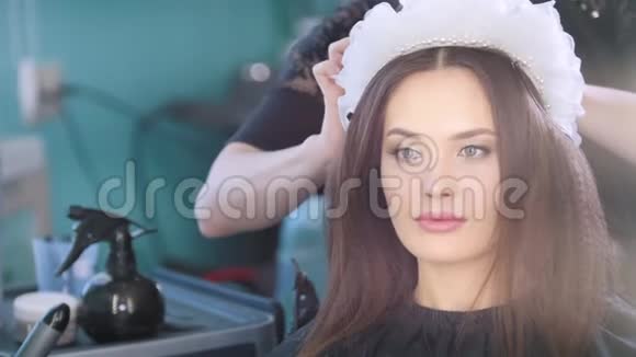 漂亮的年轻女士时尚的头发配件视频的预览图
