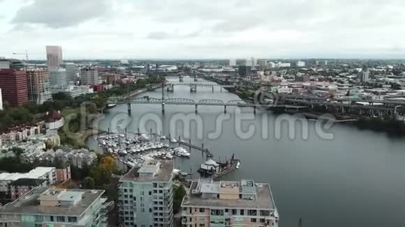 波特兰河和桥梁的高空超时差视频的预览图