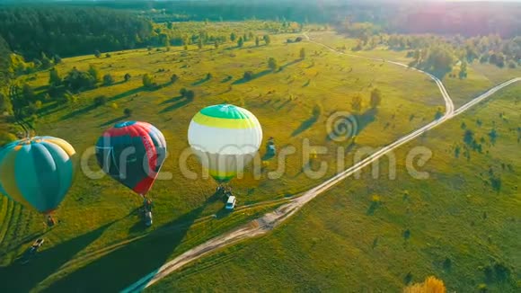 日落时起飞的气球夏天日落时从草地上起飞的气球在草地上飞行的气球视频的预览图