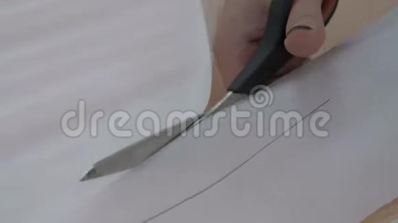 女人的手从一块布上剪下来视频的预览图