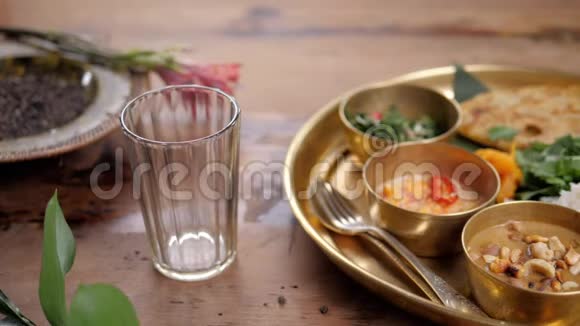 美丽和自制的新鲜印度斯里兰卡饮料芒果拉西在木桌上点缀着新鲜的薄荷自然视频的预览图