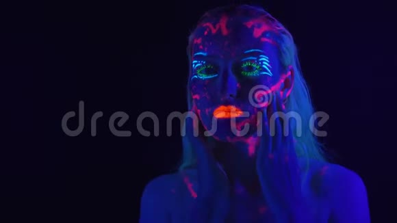 紫外线照射下的年轻女子视频的预览图