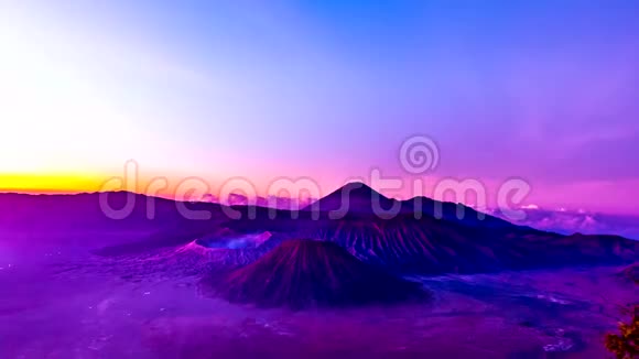 布罗莫火山的日落视频的预览图