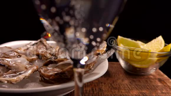 一杯香槟加冰上的新鲜牡蛎视频的预览图