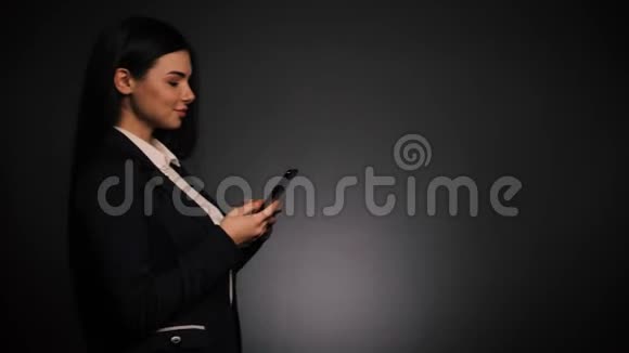 灰色背景的女商人视频的预览图