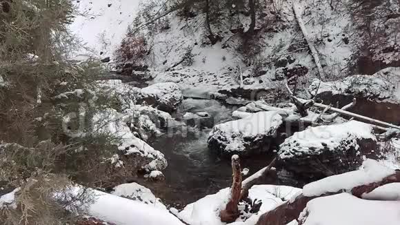 伊西河穿过冰冻的景观视频的预览图