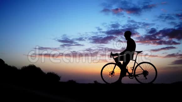 日出山地骑自行车的轮廓视频的预览图