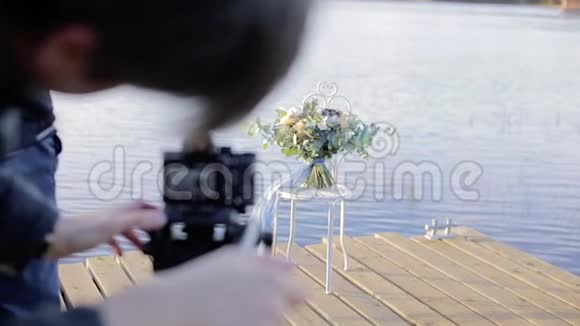 三脚架摄像机拍摄花束视频的预览图