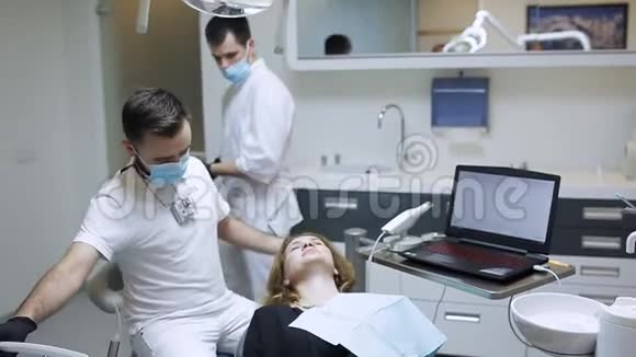牙医用3d扫描仪扫描病人牙齿视频的预览图