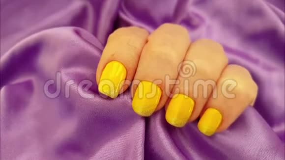 女手黄色指甲丝面料视频的预览图