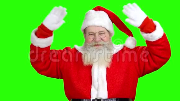 快乐的圣诞老人正在表现出他的友好视频的预览图