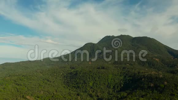 菲律宾Camiguin岛上的山景火山和森林希博克希博克火山视频的预览图
