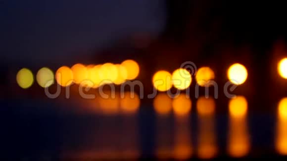 明亮的夜晚灯光在多层建筑背景下反射在海水中博克视频的预览图