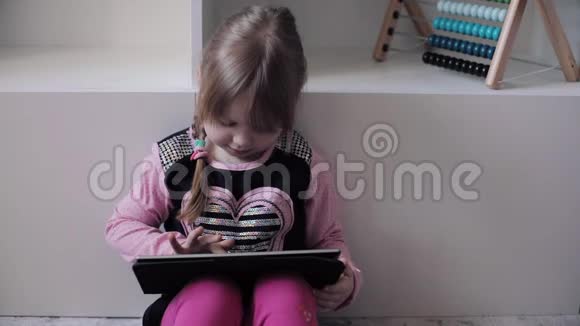 有趣的孩子坐在地板上使用电子设备视频的预览图