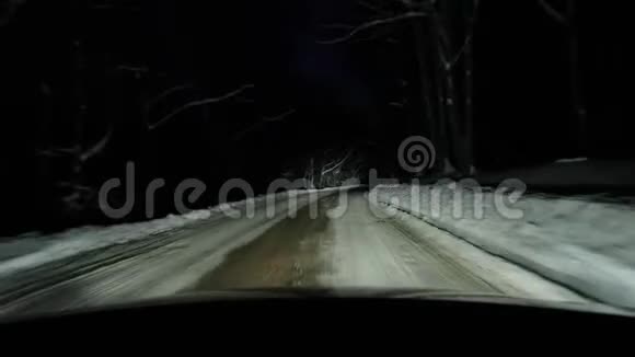晚上在雪地里开车视频的预览图