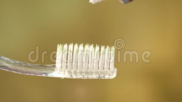 把白色牙膏挤在牙刷上晨牙卫生视频的预览图