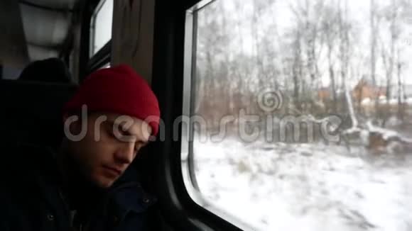 这个人正在上班时坐火车睡觉在冬天视频的预览图