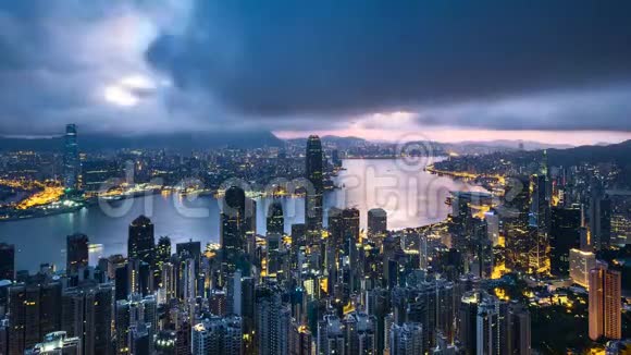 阴云密布的香港山顶日出视频的预览图