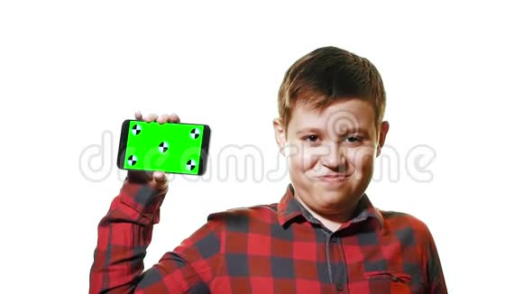 概念模型开朗的男孩手里拿着一部智能手机手里拿着一个绿色的屏幕在白色背景上视频的预览图