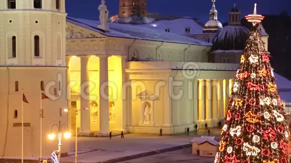 拉脱维亚里加2017年12月24日人民和圣诞树圣诞节市场在穹顶广场的中心视频的预览图