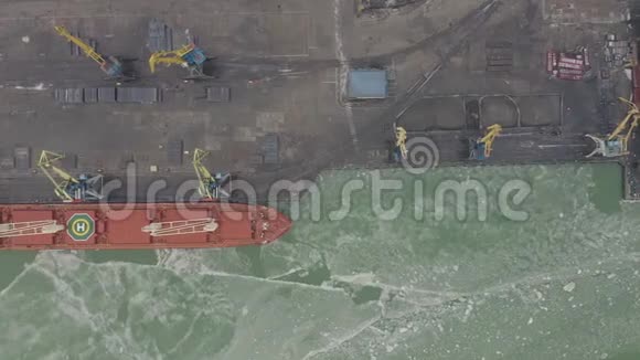 航空4kUHD影像货运船船坞内有工作吊桥以作物流进出口背景视频的预览图