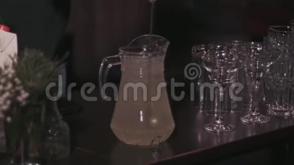 酒吧老板准备自制的柠檬水用勺子搅拌视频的预览图
