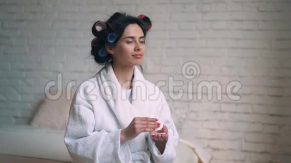 漂亮可爱的欧洲女朋友穿着睡衣用棉垫擦拭皮肤视频的预览图