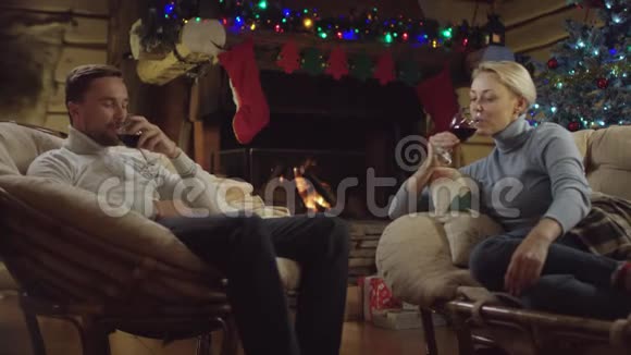 快乐的一对夫妇在圣诞夜喝酒视频的预览图