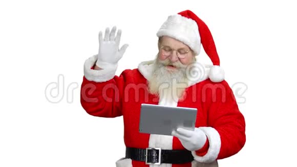 圣诞老人正把拇指伸向平板电脑视频的预览图