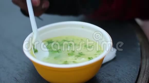无家可归的人在收容所里吃一部分汤为穷人提供慈善支助视频的预览图