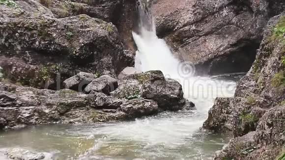 瀑布自然河峡巴赫视频的预览图