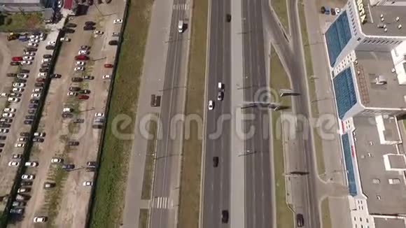 夏季大城市配有环形交叉路口的现代新路无人驾驶飞机的最高移动视野视频的预览图
