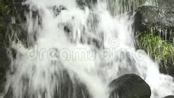 瀑布落在石头上视频的预览图
