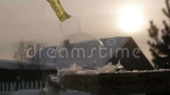 冰纹在肥皂泡上慢慢生长皂泡冻结并形成晶体冬天的背景4k视频的预览图