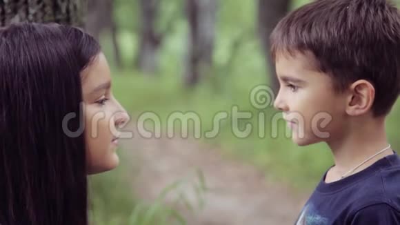 肖像一个小男孩正在和一个小女孩接吻拥抱彼此相爱慢动作视频的预览图