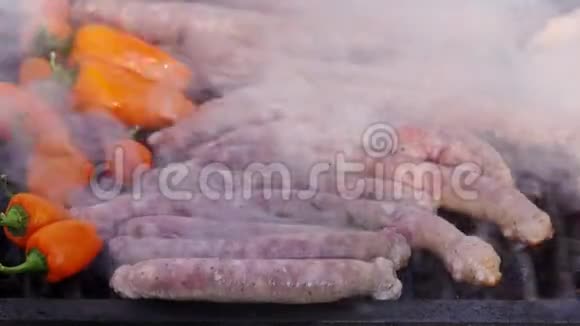 烧烤架上的香肠和辣椒视频的预览图