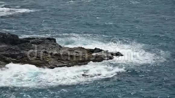 冲浪波大西洋岩石喷雾视频的预览图