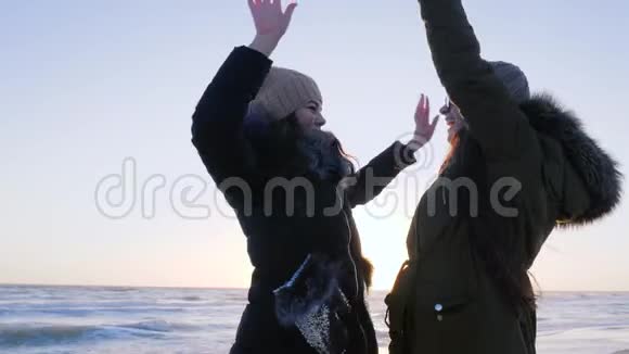 生活自由幸福的女人在海上举起手臂跳舞视频的预览图
