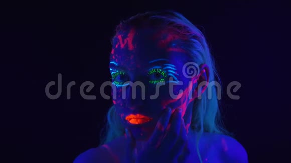 紫外线照射下有明亮体艺的女子录像视频的预览图