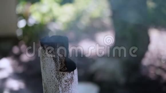 特写镜头烟雾从铁泥管中冒出视频的预览图